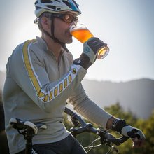 Mountainbiker trinkt Weizen