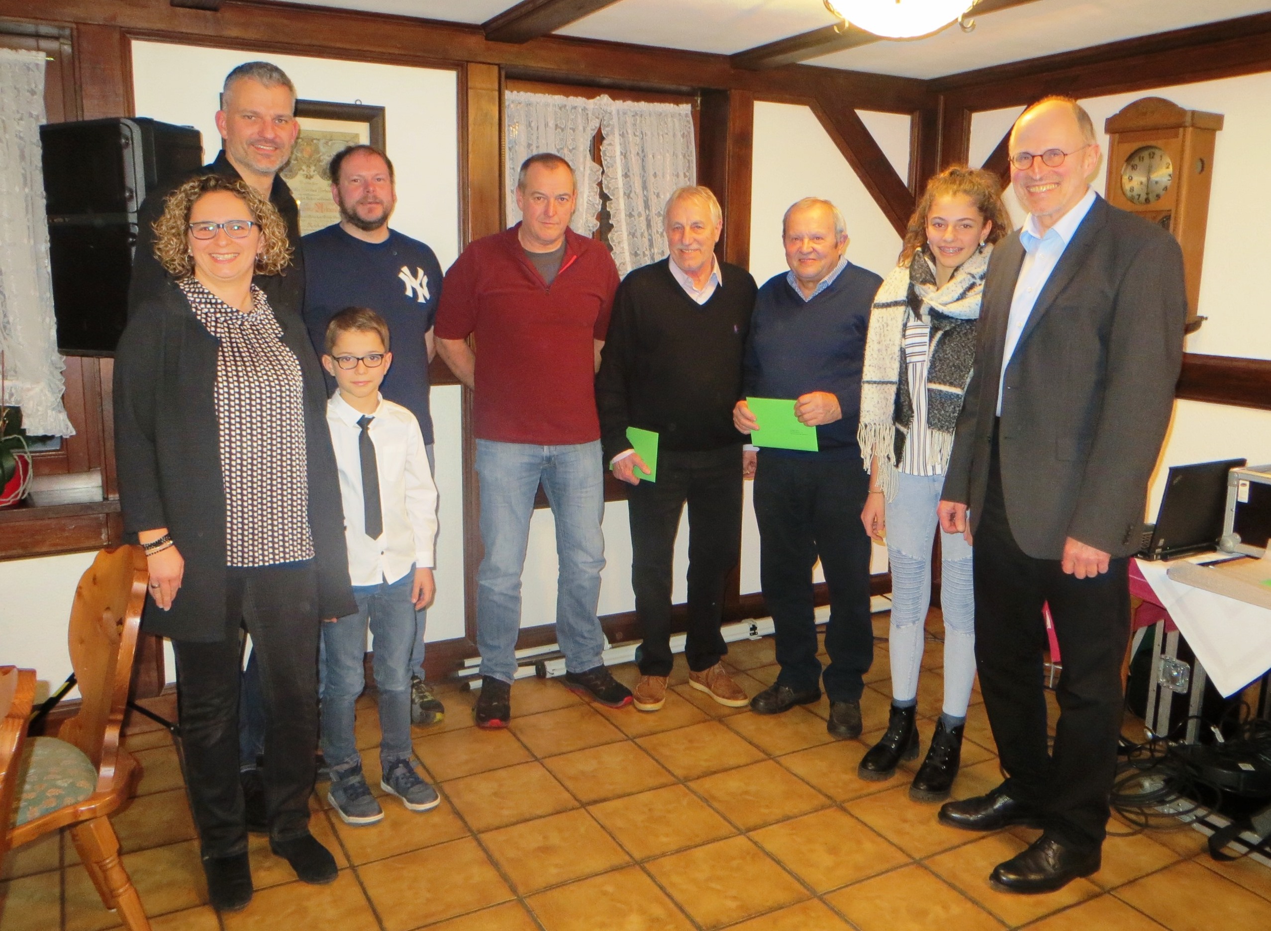 Drei Generationen der Familie Ketterer gratulieren den langjährigen Mitarbeitern (4. von links nach rechts): Günter Wöhrle, Alfred Mayer, Konrad Wernert und Gottfried Bader.