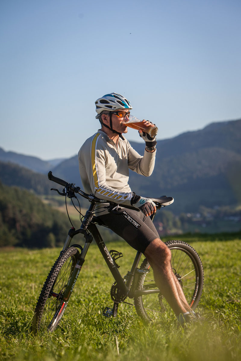 Mountainbiker trinkt Weizen