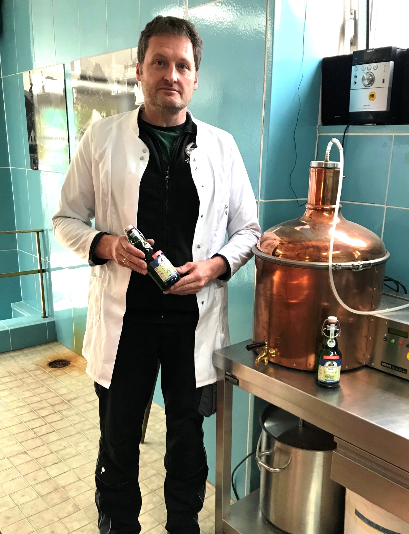 Diplom-Braumeister Klaus Vogt präsentiert das neue innovative Bier.